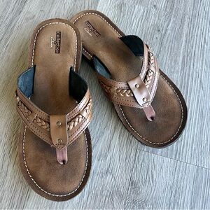 Collection by Clarks NWOT. Size 9
#27455 Leather slip on thong flip flops